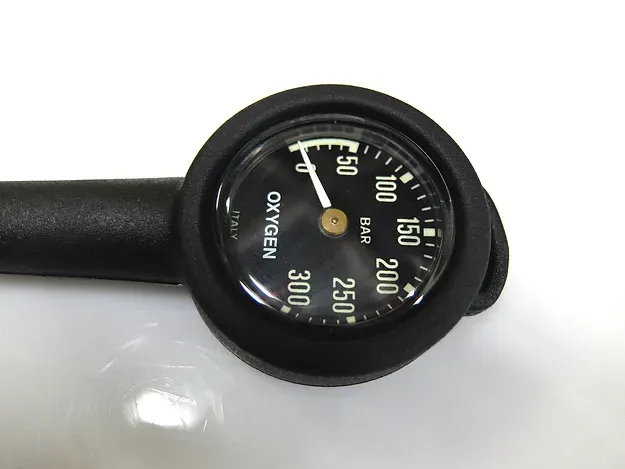 Oxygen Pressure Gauge; White text, Black background, hose L 580m