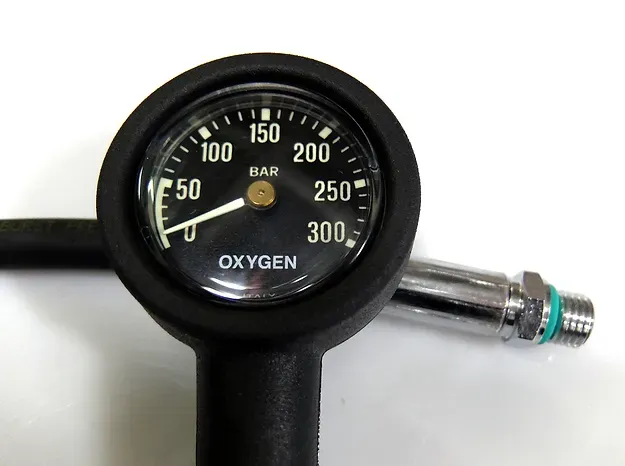 Oxygen Pressure Gauge; White text, Black background, hose L 580m