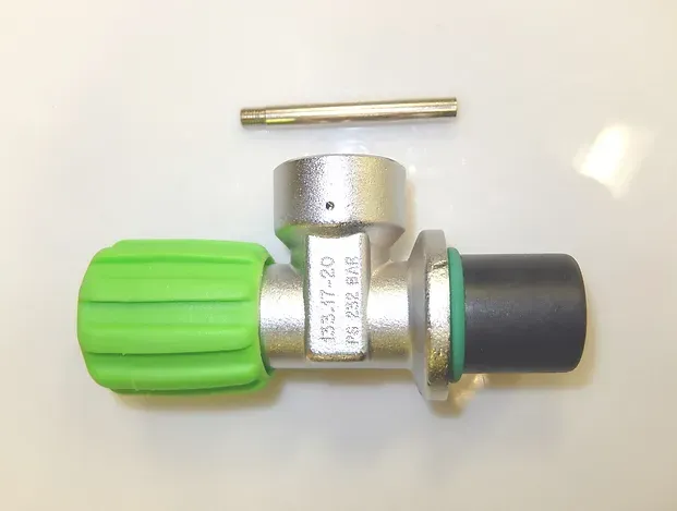 Cylinder Valve M25 -> DIN5/8 O2 Green hand wheel